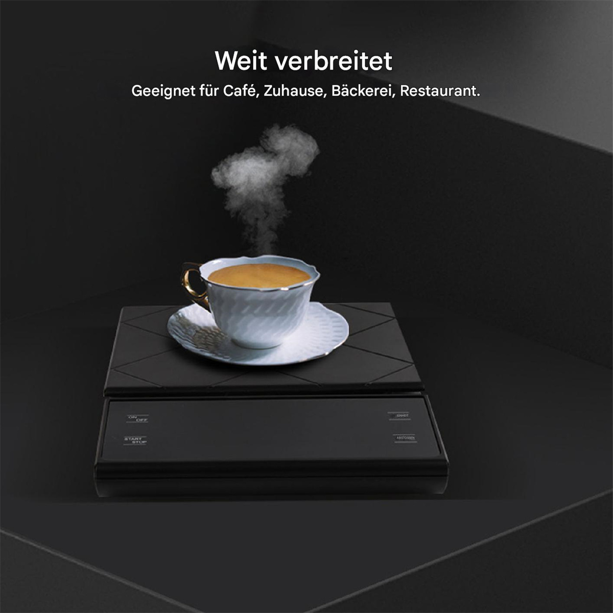 Schwarze Waage mit einer Kaffeetasse auf einer weißen Untertasse, Dampf steigt auf, und Text.