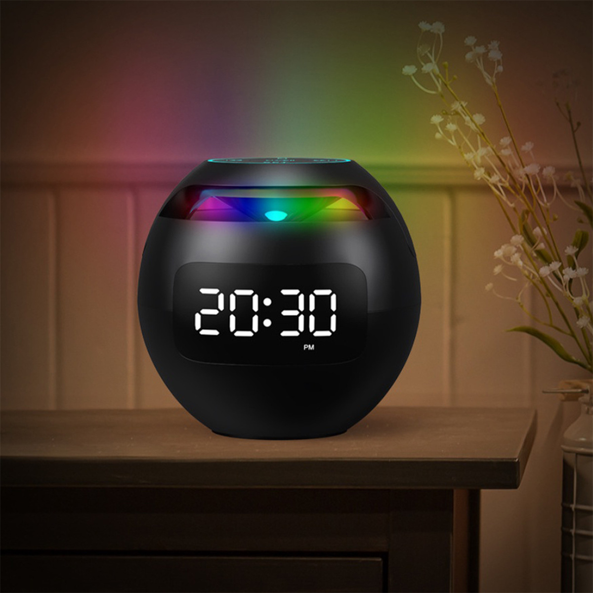 Schwarzer Wecker mit Digitalanzeige, die Zeit anzeigt. Regenbogenlicht oben.