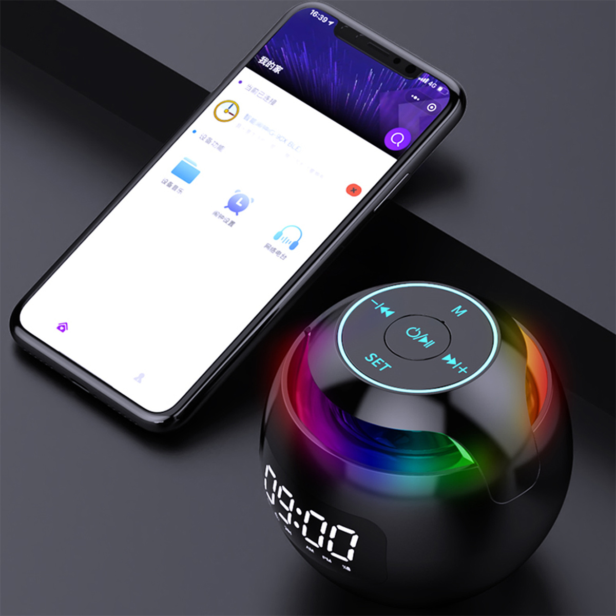 Telefon neben einem schwarzen Lautsprecher mit Regenbogenlichtern, zeigt die Zeit. Der Hintergrund ist dunkel.