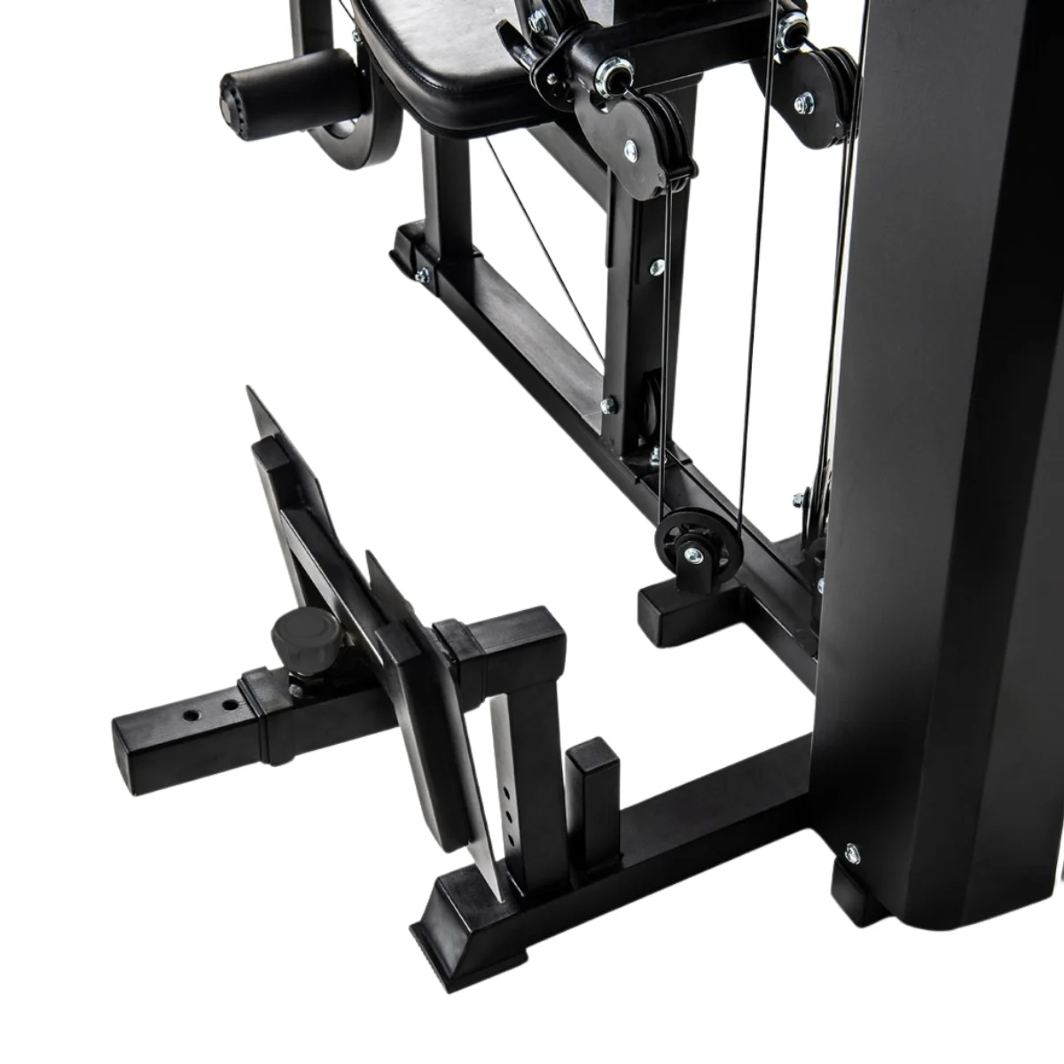 Gros plan d'une machine d'exercice noire. Elle a un accessoire d'extension de jambe.