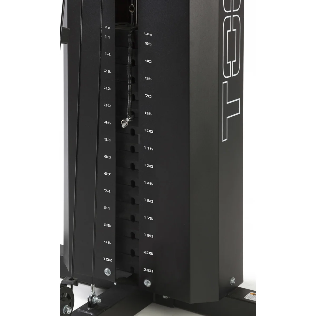 Gros plan d'une pile de poids noirs sur une machine de gym. Poids marqués en kg et lbs.