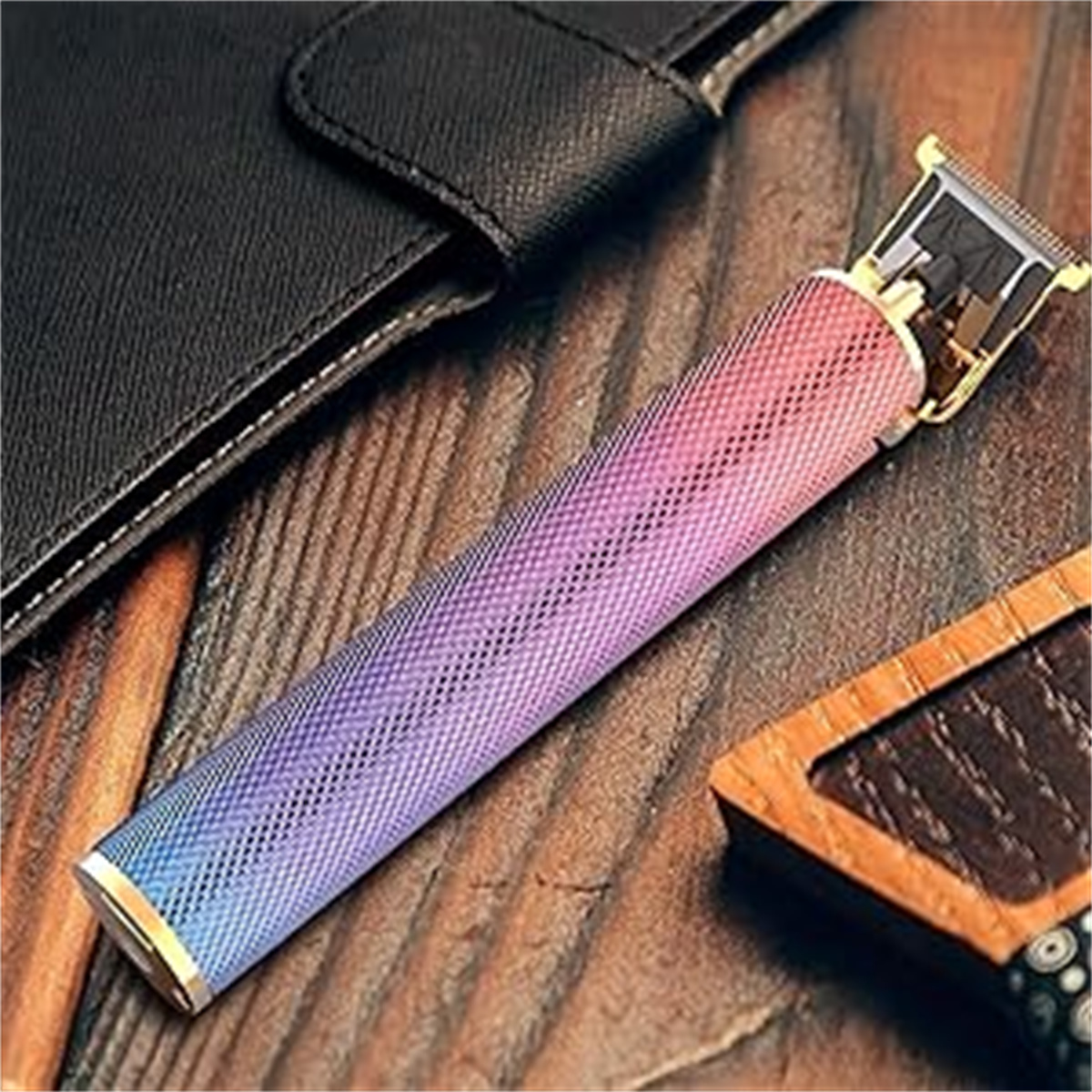 Ein Haarschneider in Farbverlauf. Nahaufnahme eines Haarschneiders auf schwarzem Untergrund.