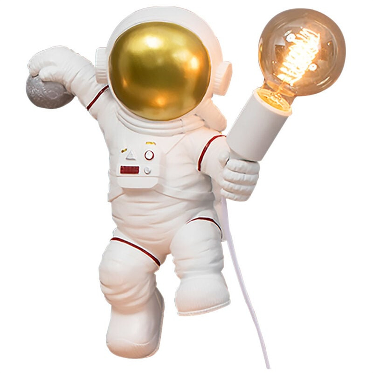 Astronautenfigur hält Glühbirne und Mond. Weißer Anzug, goldener Helm. Weißer Hintergrund.