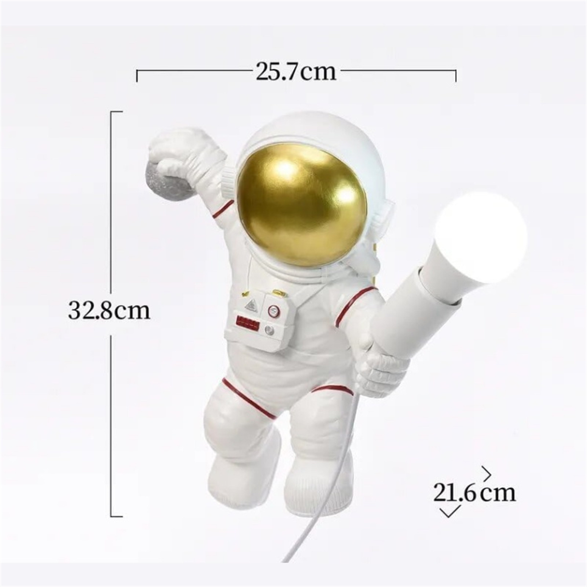 Astronautenlampe mit goldenem Visier, hält eine Glühbirne. Rote Akzente, weißer Anzug, Hintergrund.