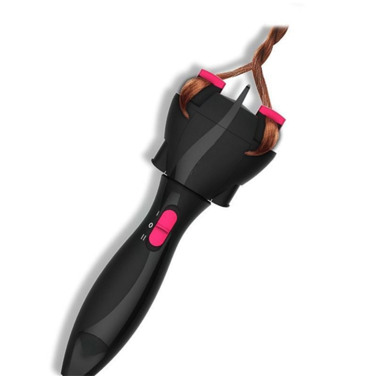 Schwarzes Haarflechtwerkzeug mit rosa Akzenten, das einen braunen Haarzopf hält, schräge Ansicht.