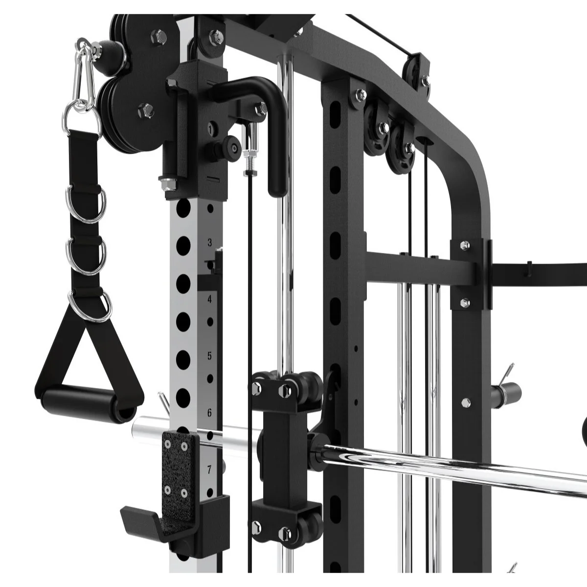 Zwarte en zilveren fitnessapparatuur met katrollen, kabels en gewichten. Metallic en zwarte kleuren.