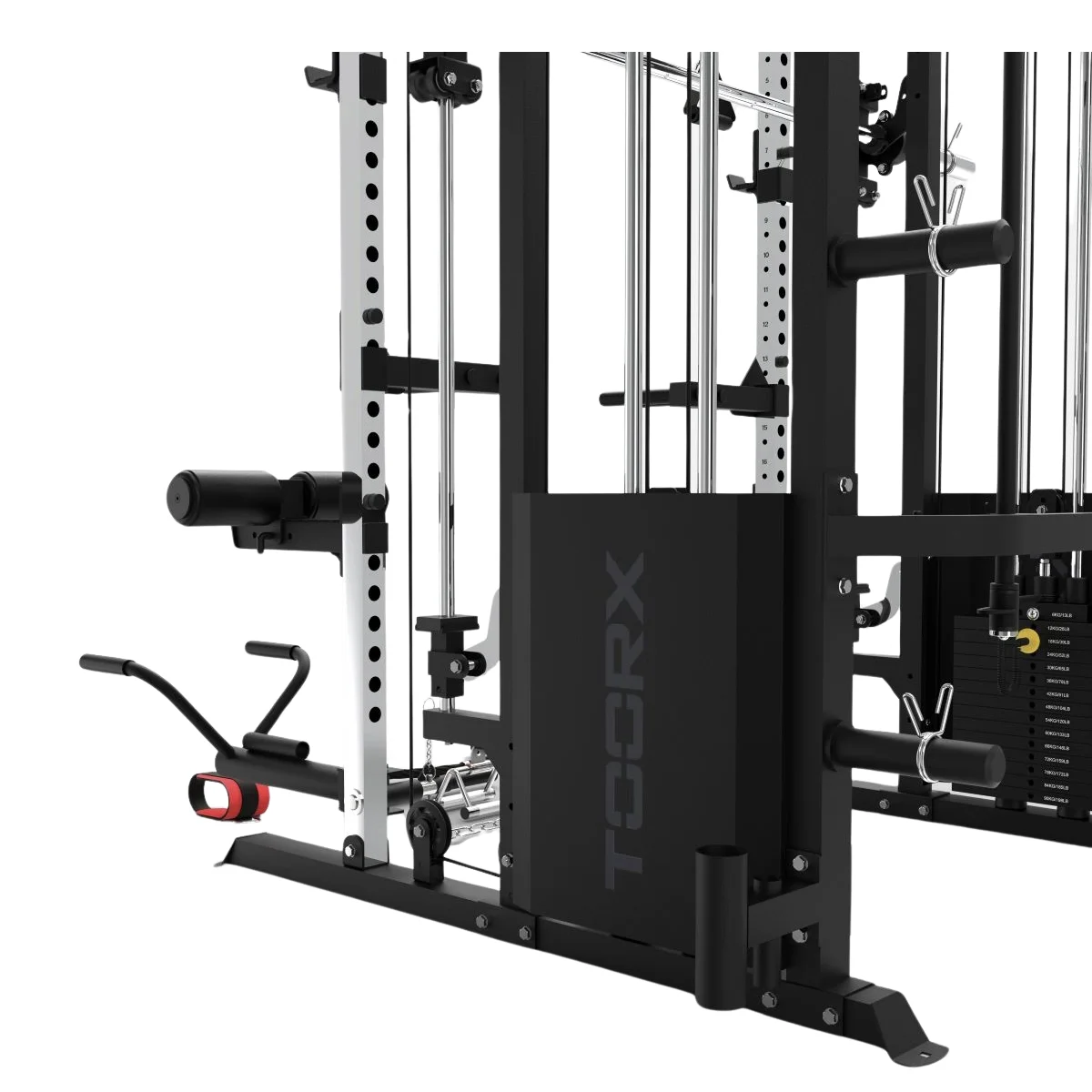 Een zwarte krachttrainingsmachine met meerdere hulpstukken en gewichten.
