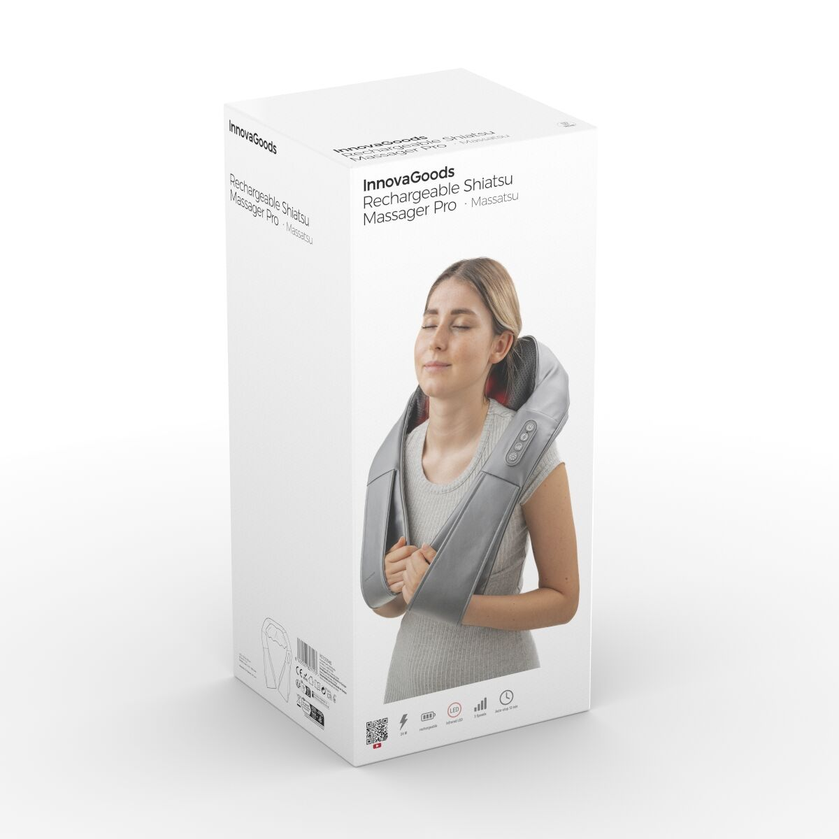 Una mujer sosteniendo un masajeador shiatsu gris alrededor de su cuello.