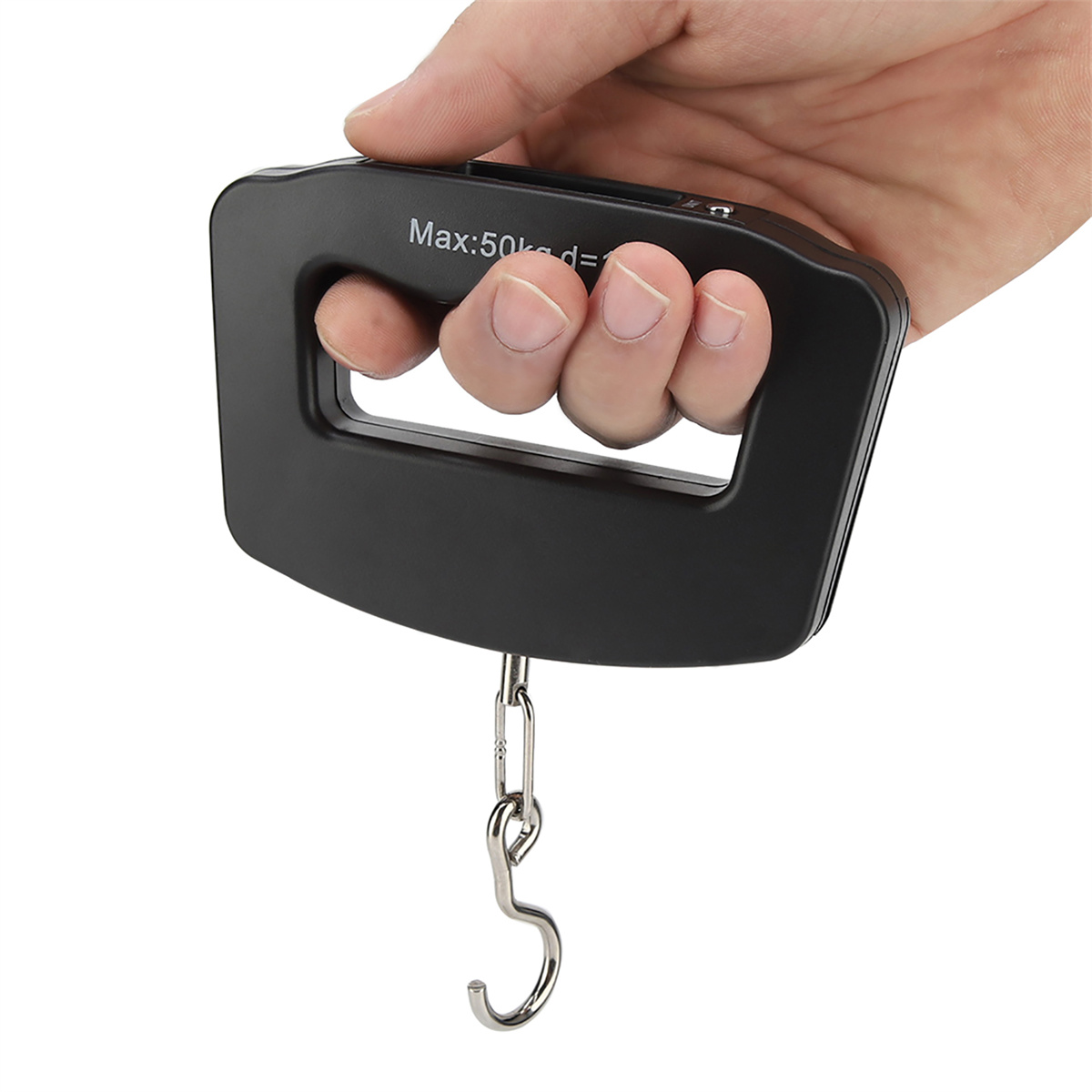 Hand hält eine schwarze Digitalwaage mit Haken. Die Waage zeigt max. 50 kg an.