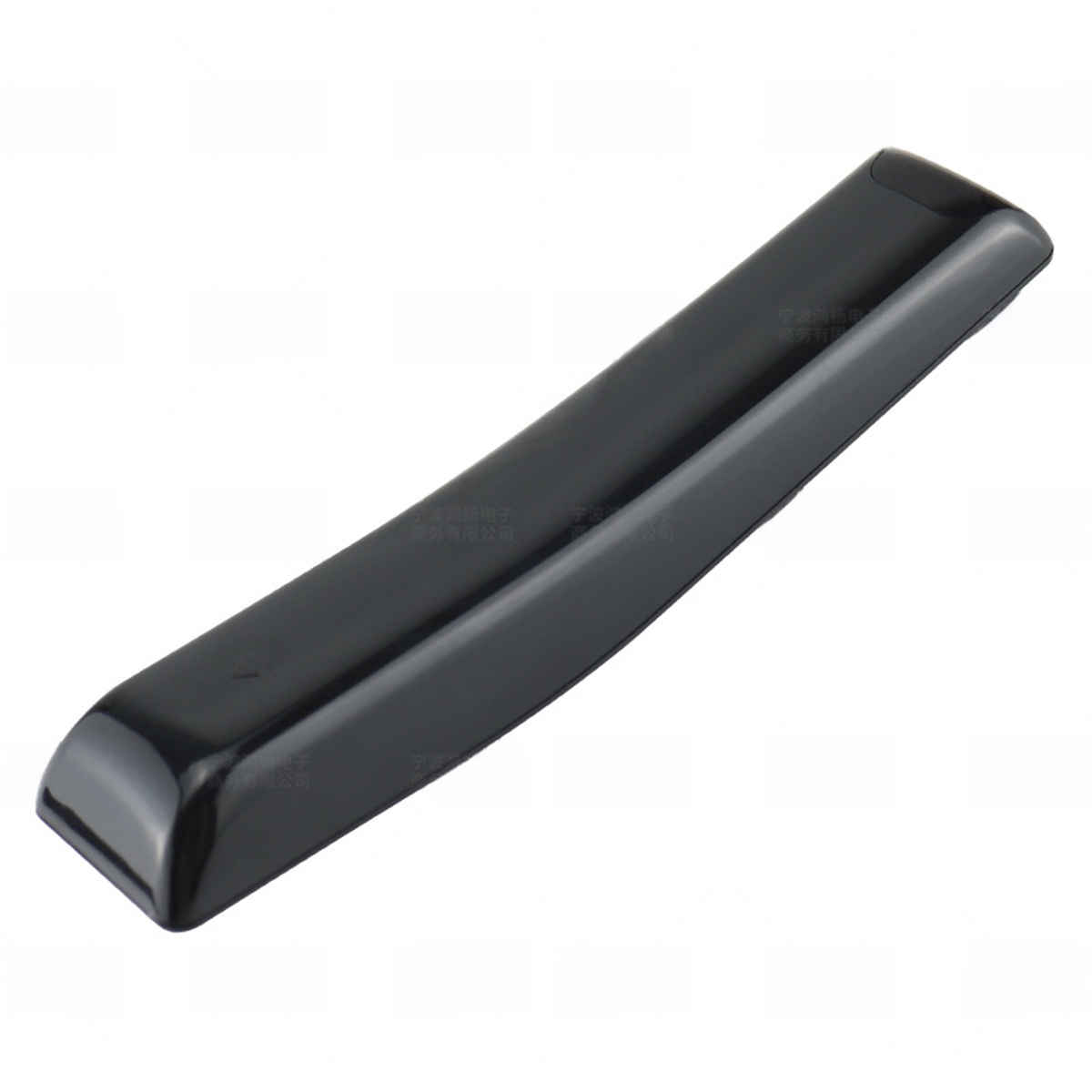 Schwarze, gebogene Fernbedienung mit elegantem Design, die auf einer weißen Oberfläche liegt.
