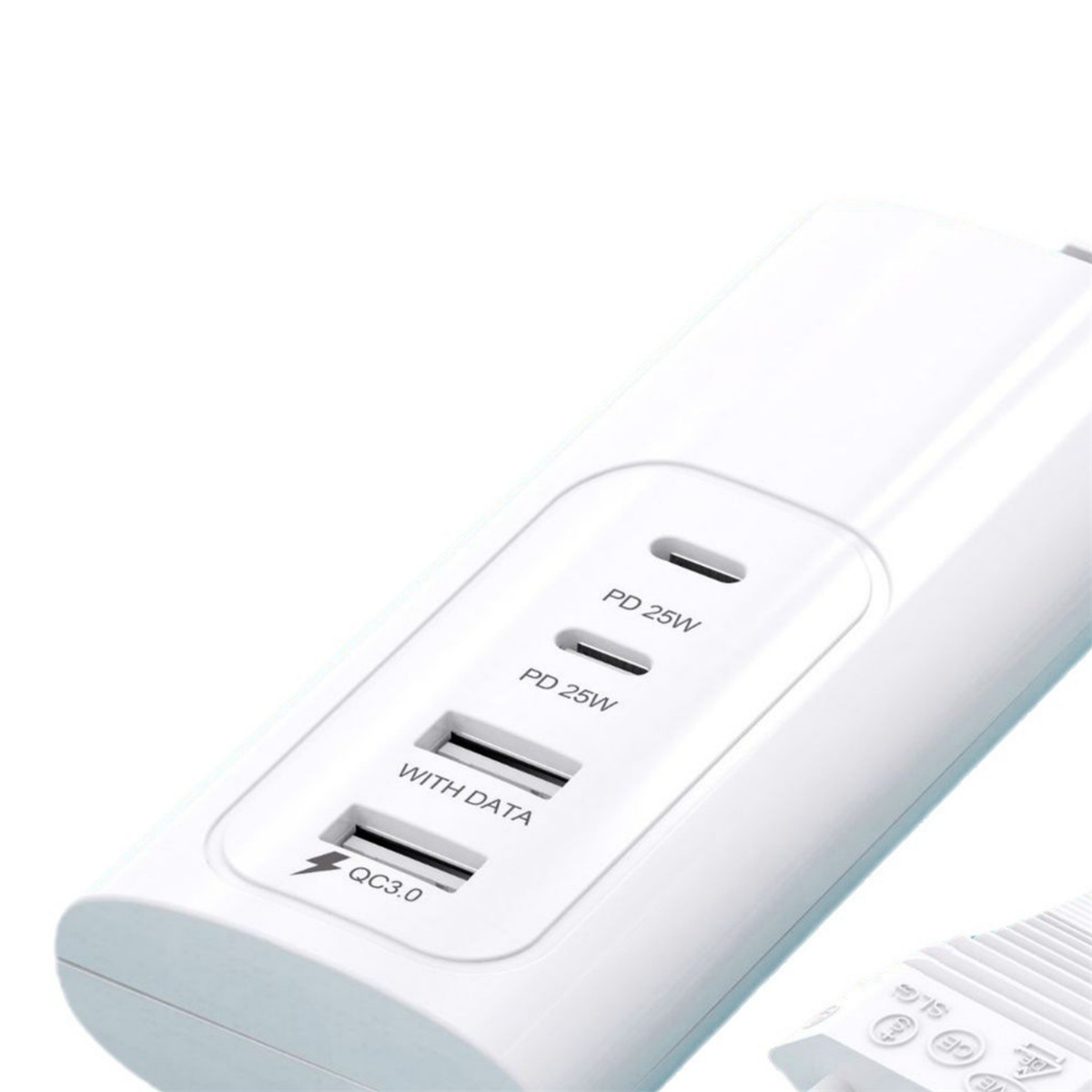 Weißer Netzadapter mit mehreren Anschlüssen. Er hat PD- und QC3.0-Etiketten.