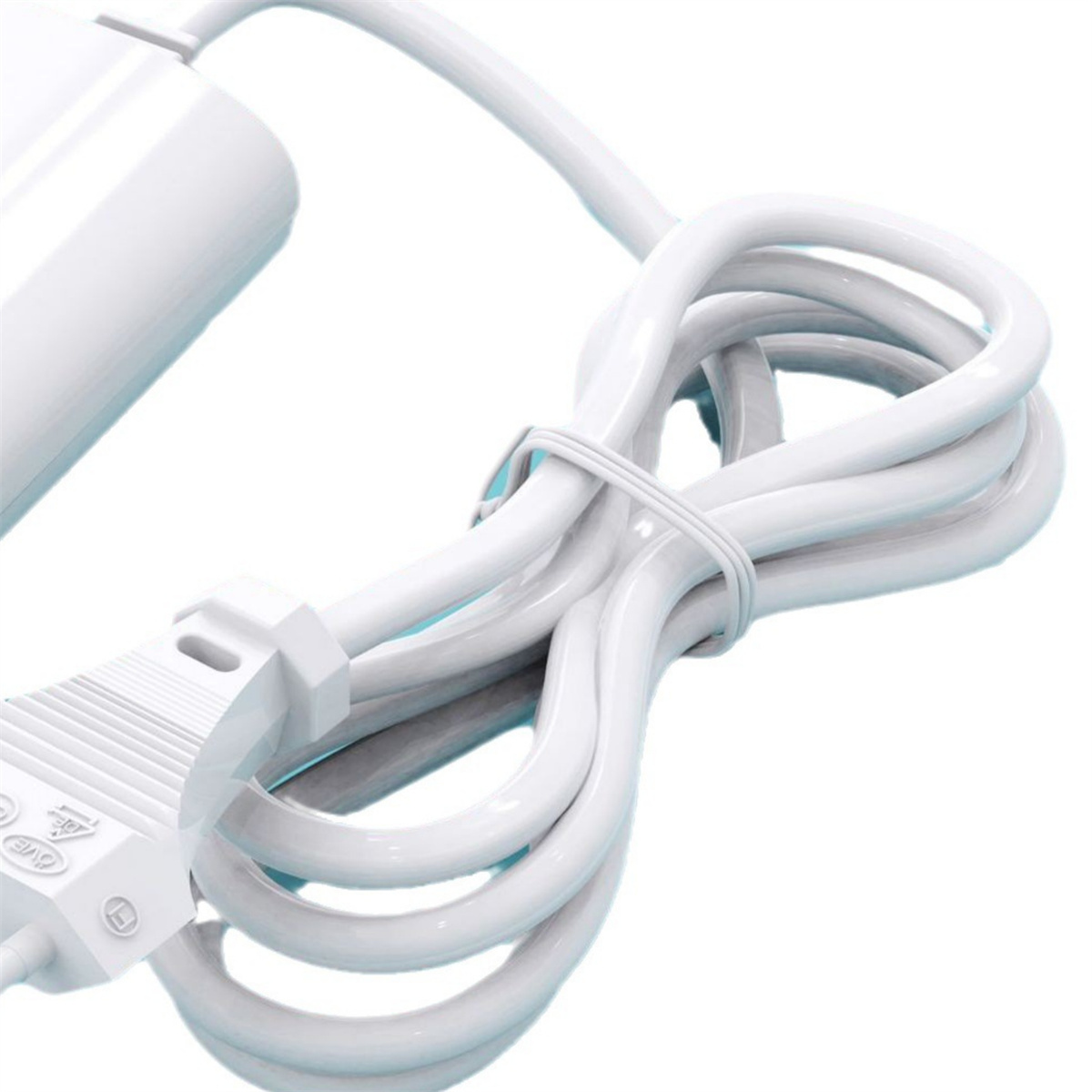 Nahaufnahme eines weißen Stromkabels mit Stecker auf weißem Hintergrund.