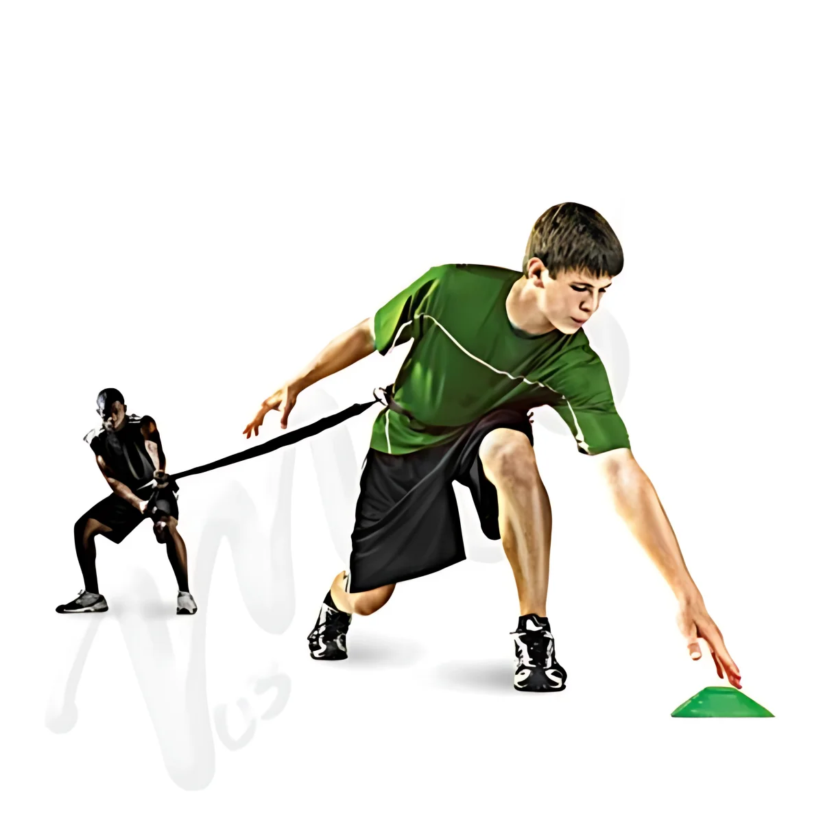 Twee mannen trainen met een weerstandsband. De een trekt, de ander rent naar een groene kegel.