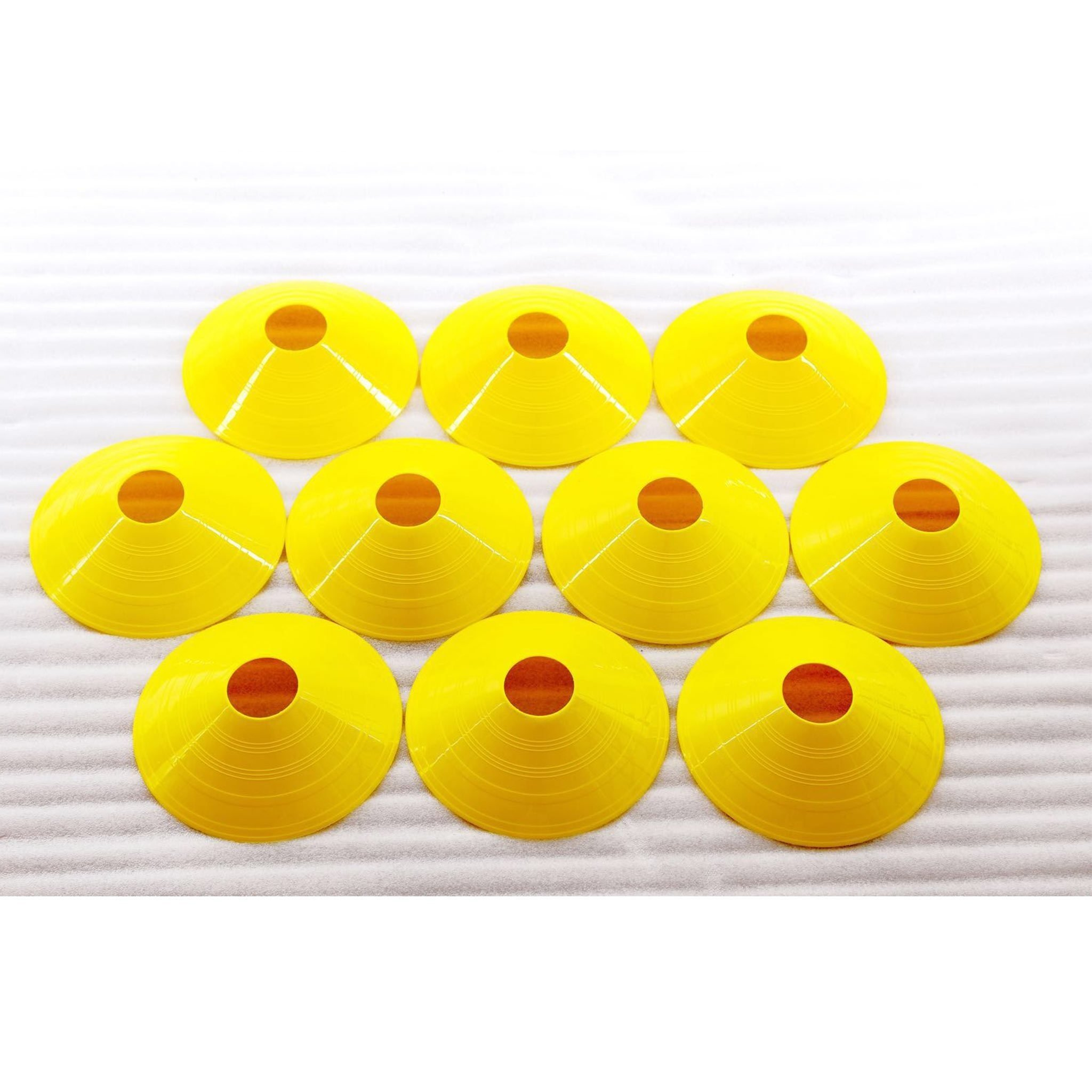 Dix cônes jaunes disposés en grille. Les cônes sont jaune vif avec un trou central orange.