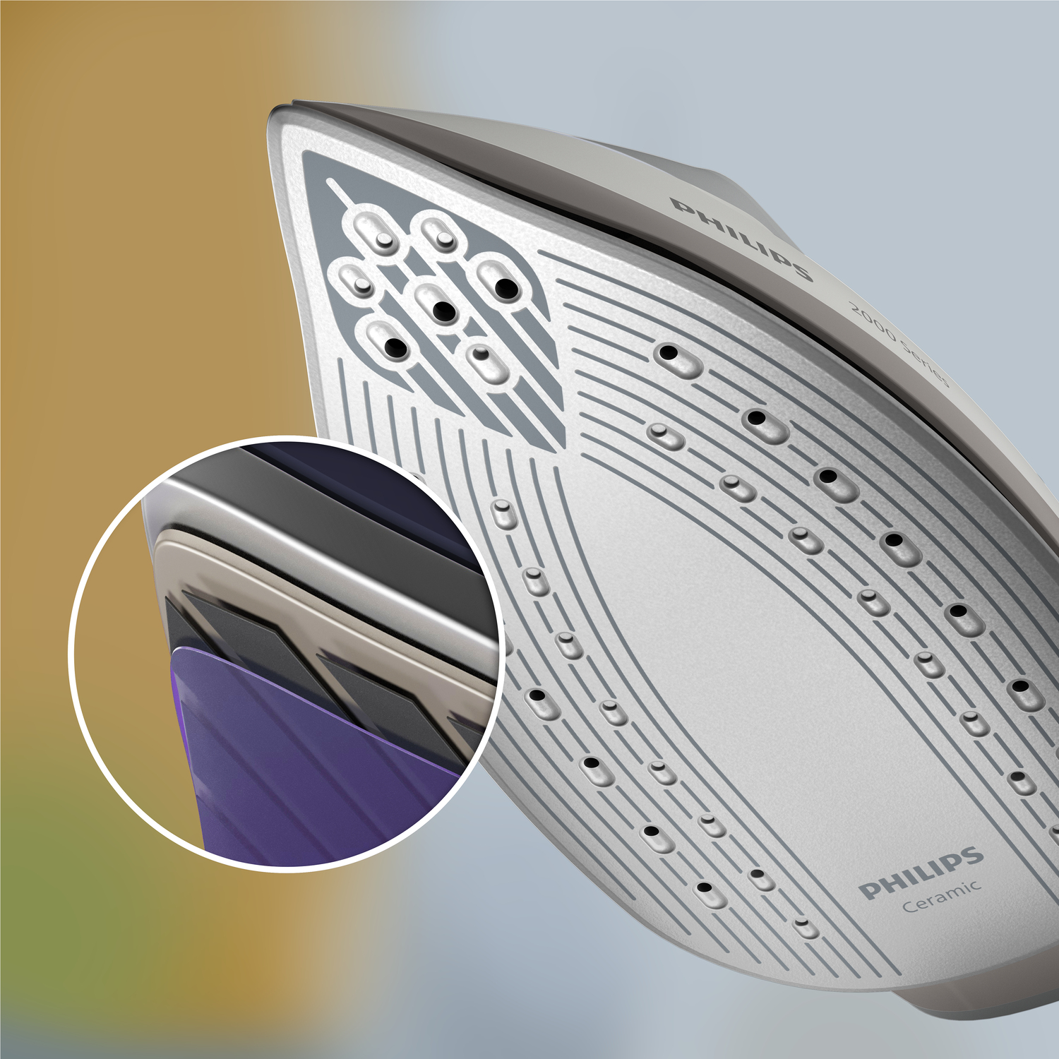 Zbliżenie na stopę żelazka. Pokazuje ceramiczną powierzchnię i otwory parowe. Szczegóły koloru.