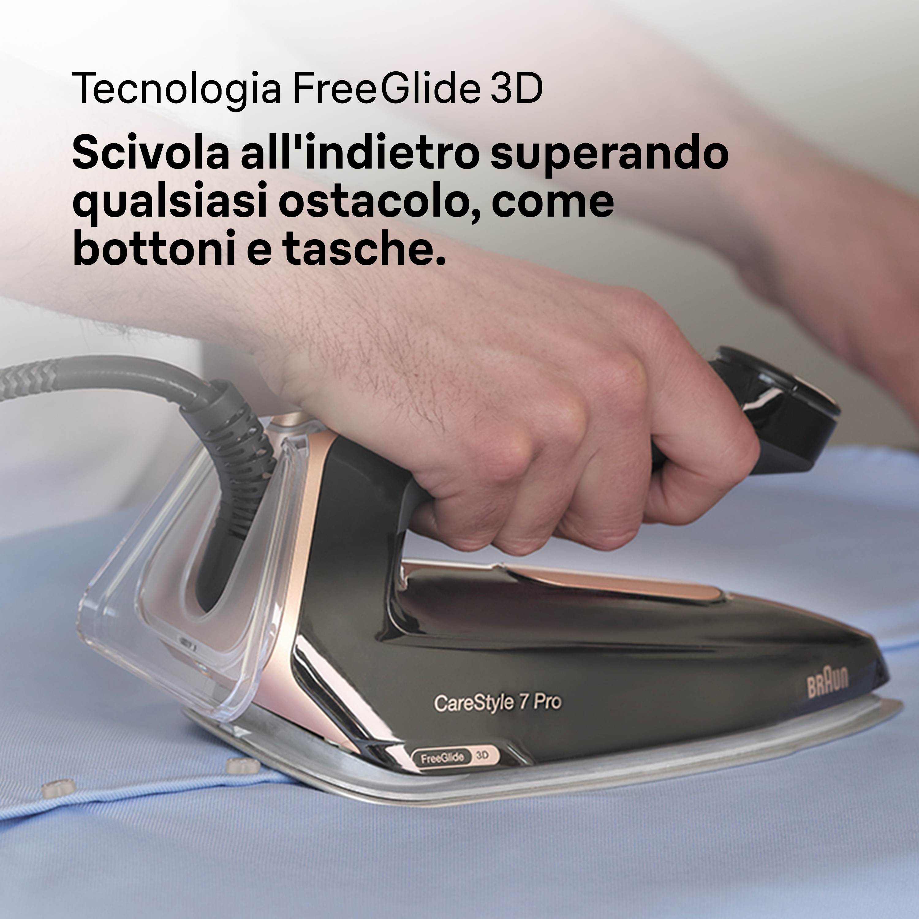 Osoba prasuje niebieską koszulę czarnym i złotym żelazkiem. Tekst po włosku.