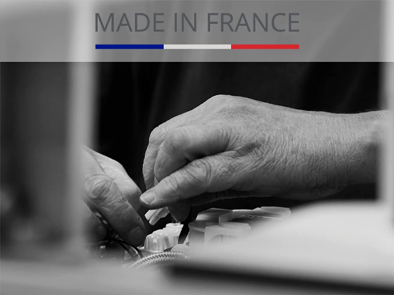 Primo piano di mani che assemblano un prodotto, con "MADE IN FRANCE" sopra.
