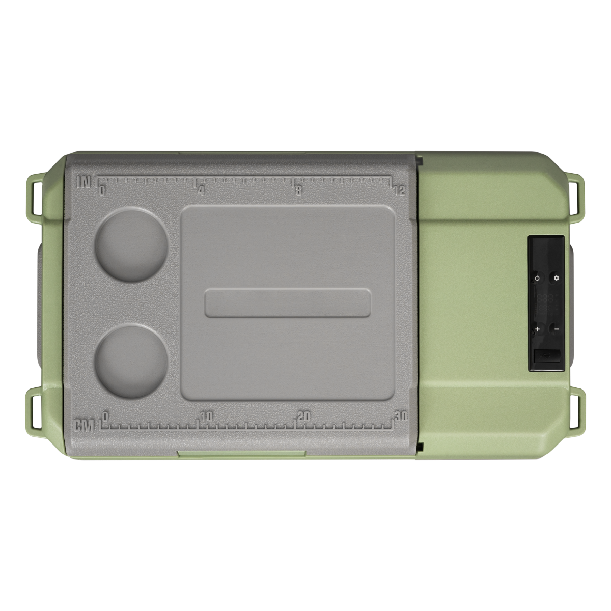 Een groene, rechthoekige, draagbare koeler met een grijs deksel en een zwart bedieningspaneel. De koeler staat op een zwart oppervlak.