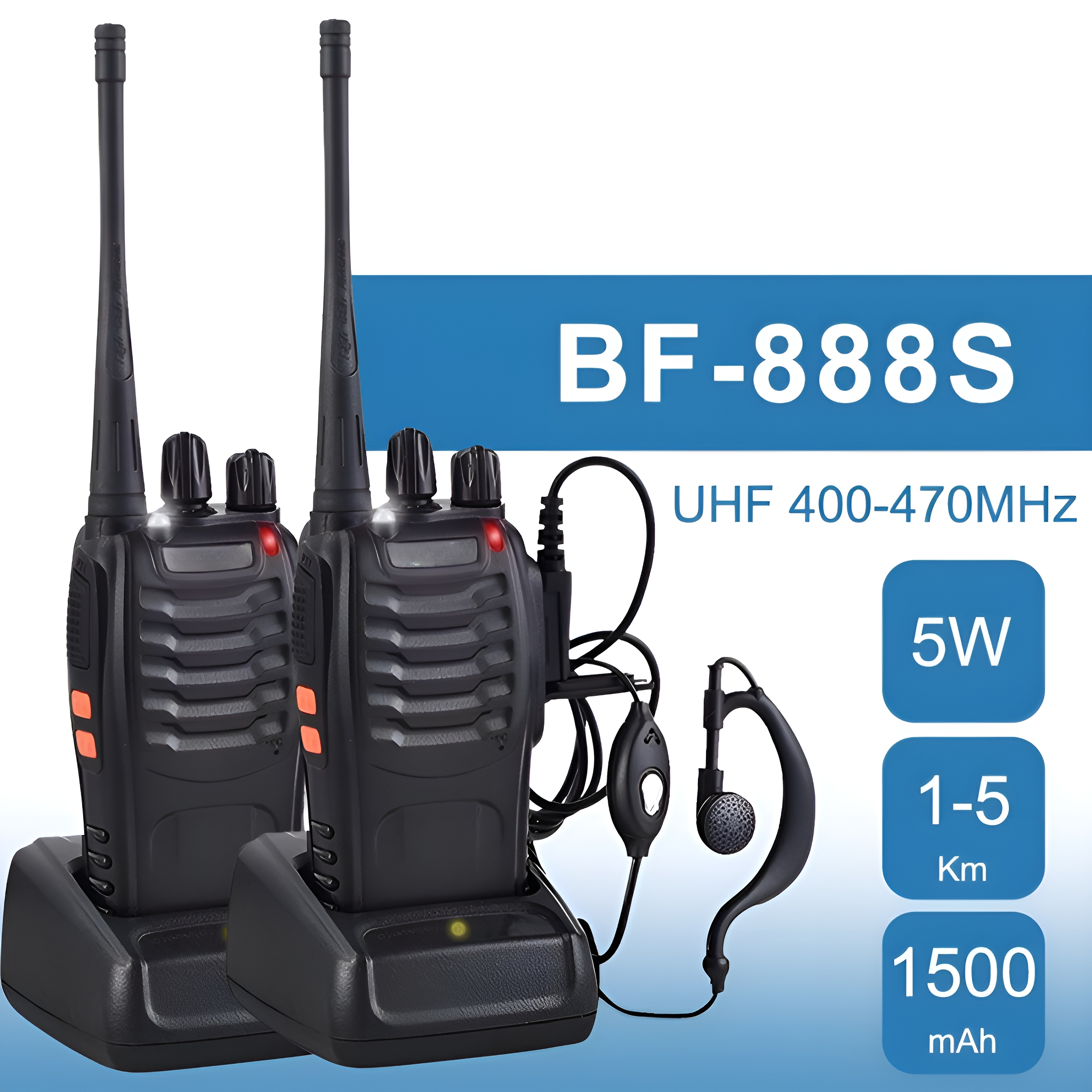 Zwei schwarze Walkie-Talkies mit Antennen, einer Ladestation und einem Ohrhörer werden gezeigt.