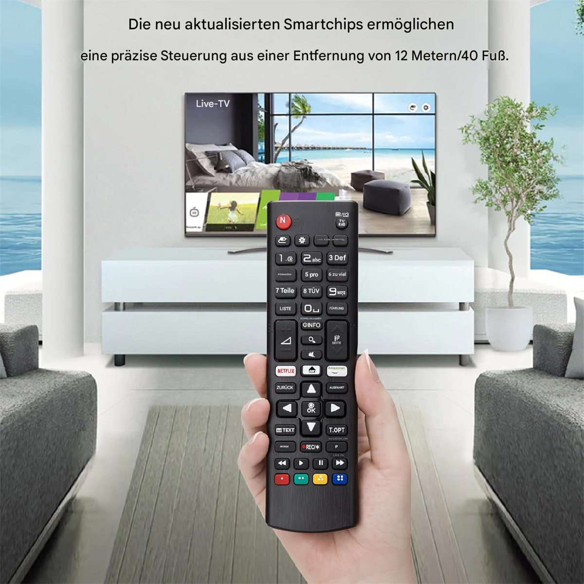 Eine Person hält eine schwarze Fernbedienung vor einem Fernseher mit modernem Wohnzimmer-Setting.