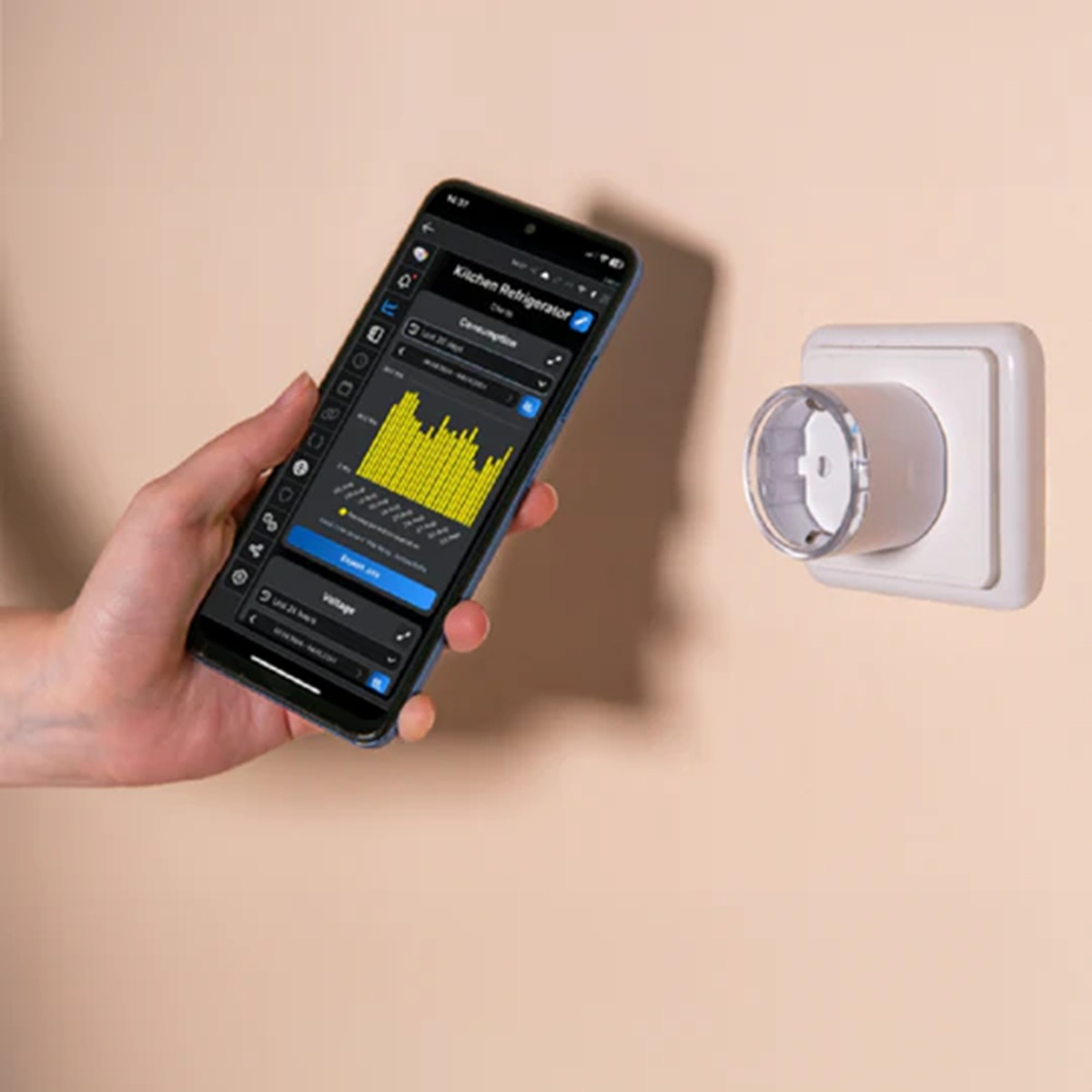 Dłoń trzyma telefon z zużyciem energii. Gniazdko na ścianie. Koncepcja inteligentnego domu.