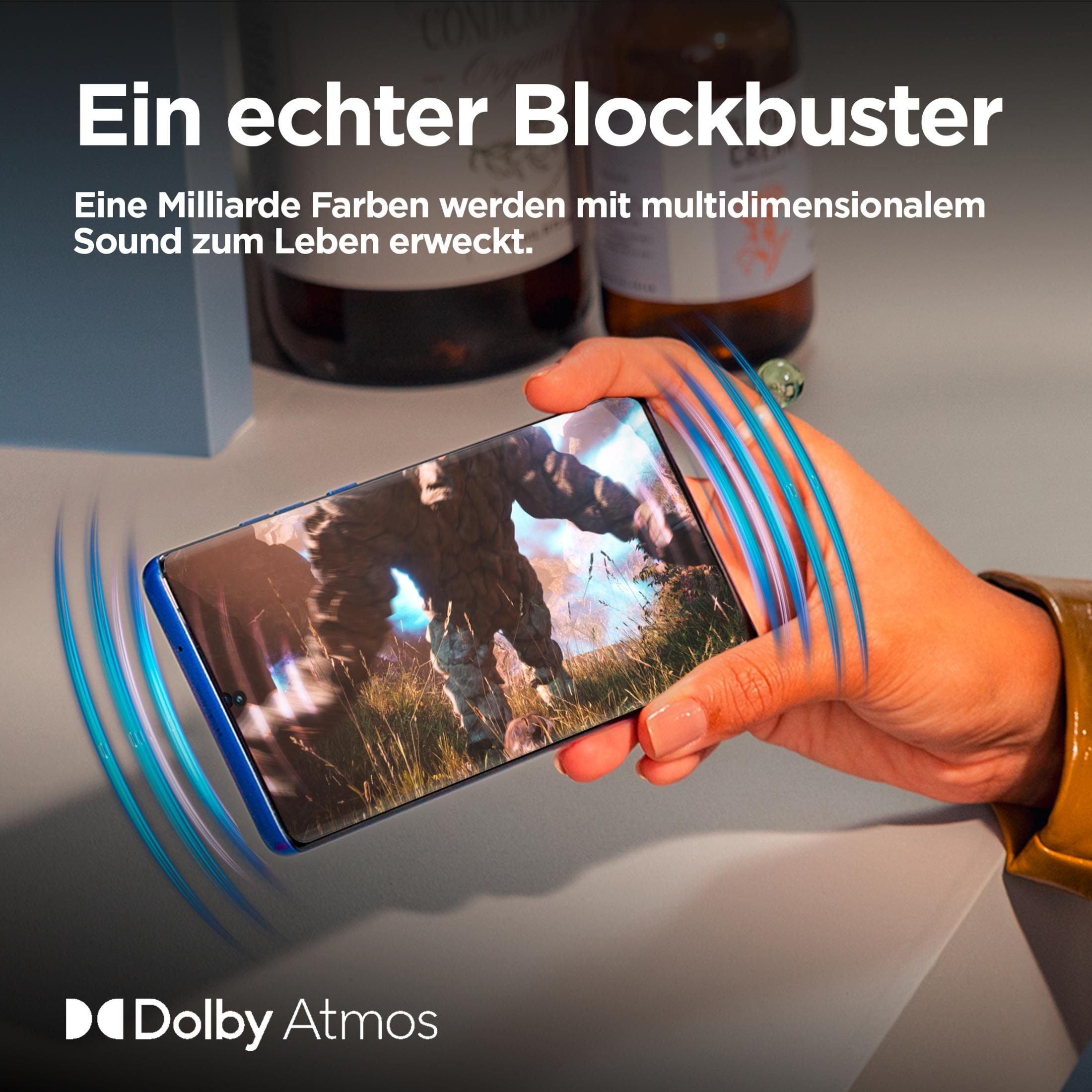 Eine Person hält ein Smartphone mit einem bunten Bild. Das Telefon hat blaue Kanten und blaue Wellen.