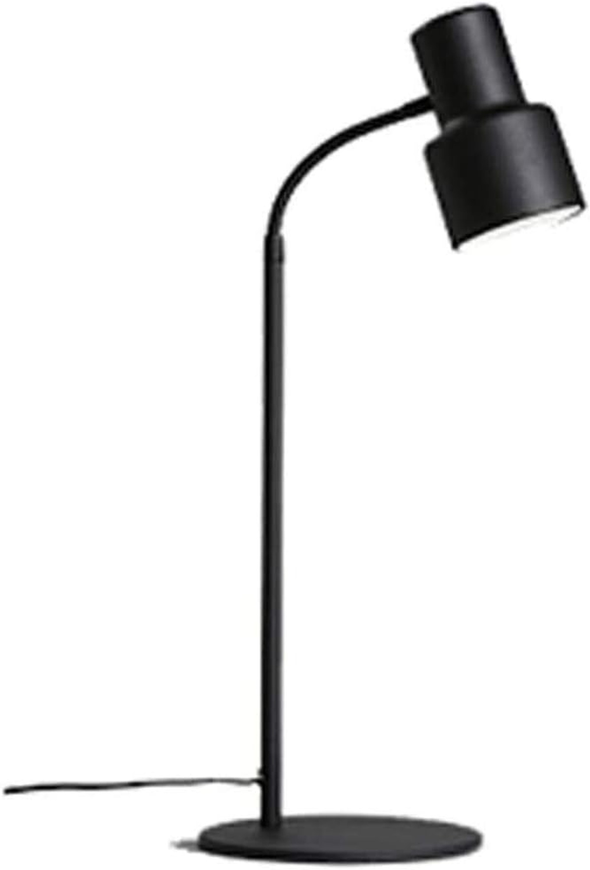 Czarna lampa biurkowa, z zakrzywionym ramieniem i okrągłą podstawą, na białym tle.