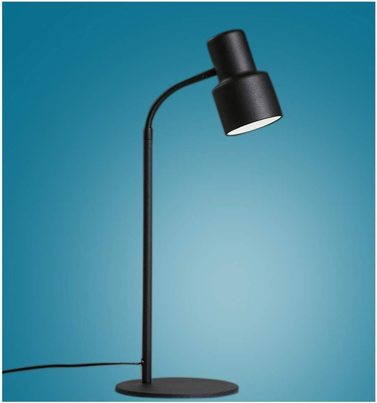 Czarna lampa biurkowa z zakrzywionym ramieniem, światło jest włączone. Tło to niebieski gradient.