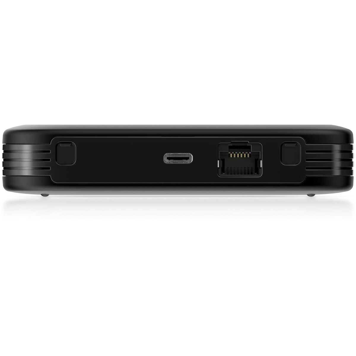Schwarze Rückseite eines Geräts mit Anschlüssen und Verbindungen. USB, Ethernet und andere Steckplätze sichtbar.