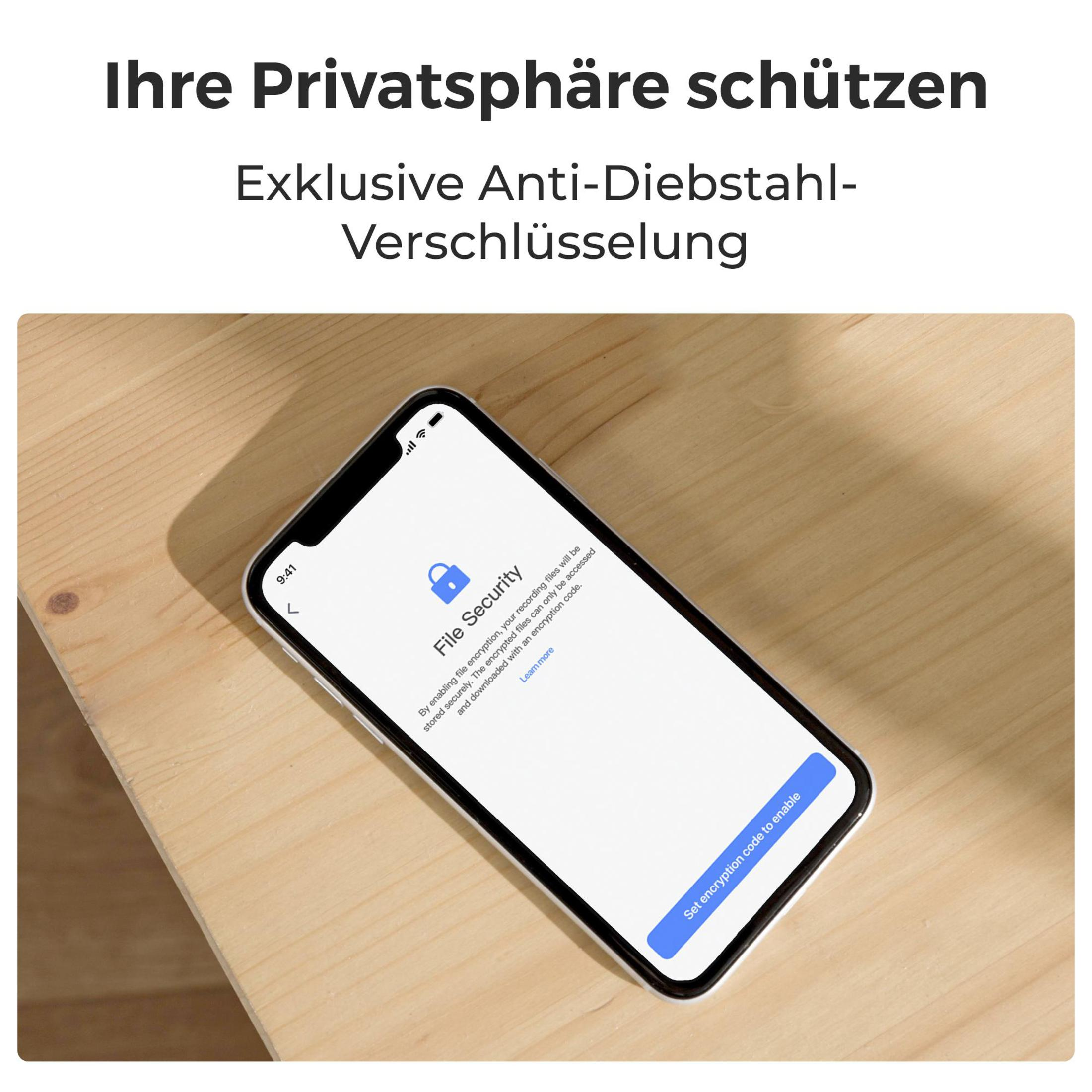 Uno smartphone con una schermata di blocco di sicurezza su una superficie di legno.
