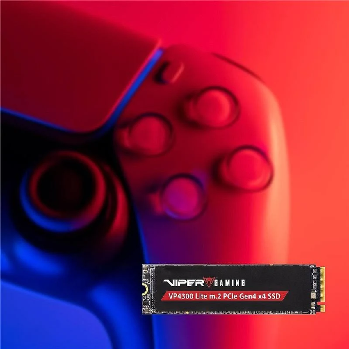 Karta SSD i kontroler. Scena ma czerwone i niebieskie tło. Tekst znajduje się na karcie.