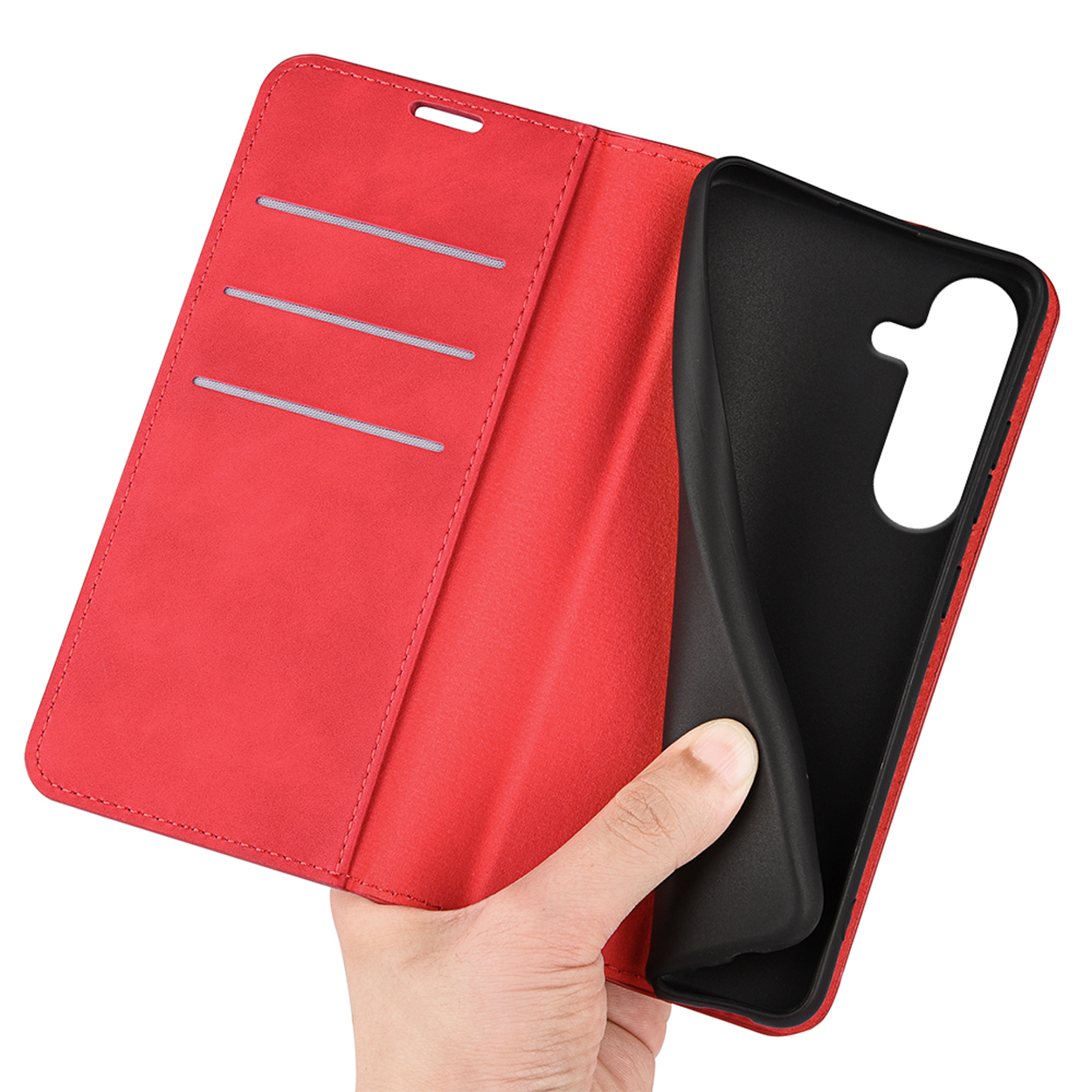 Een rood telefoonhoesje open, met een zwart telefoonhoesje erin. Een hand houdt het vast.