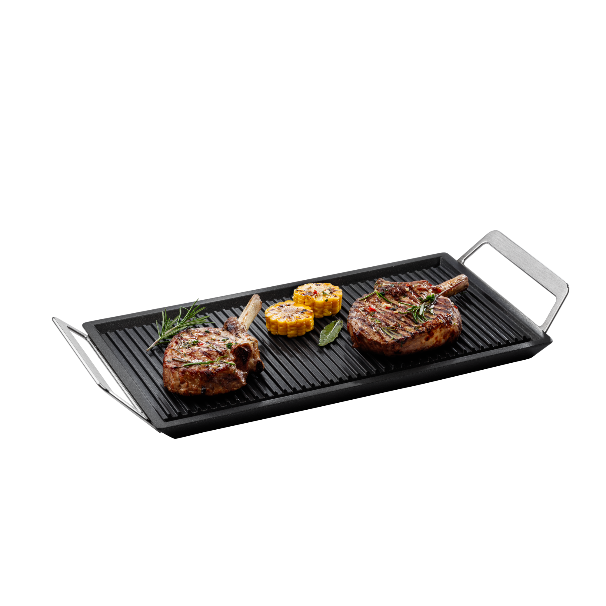 Filetes a la parrilla y maíz en una parrilla negra con asas. Ramitas de romero sobre carne, fondo negro.