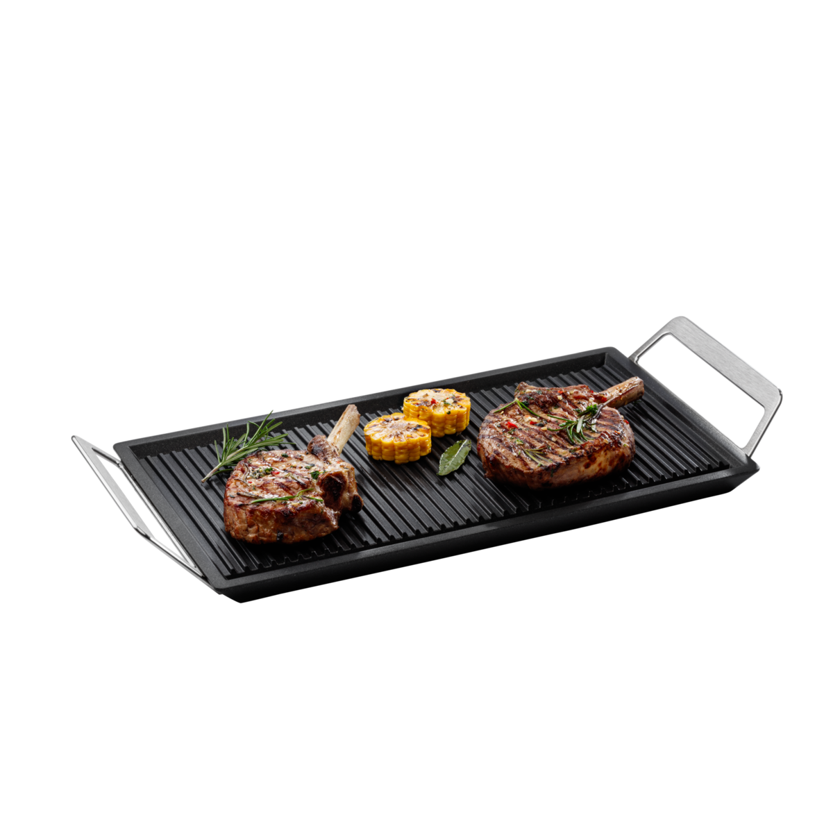 Una parrilla con filetes cocidos y mazorcas de maíz.