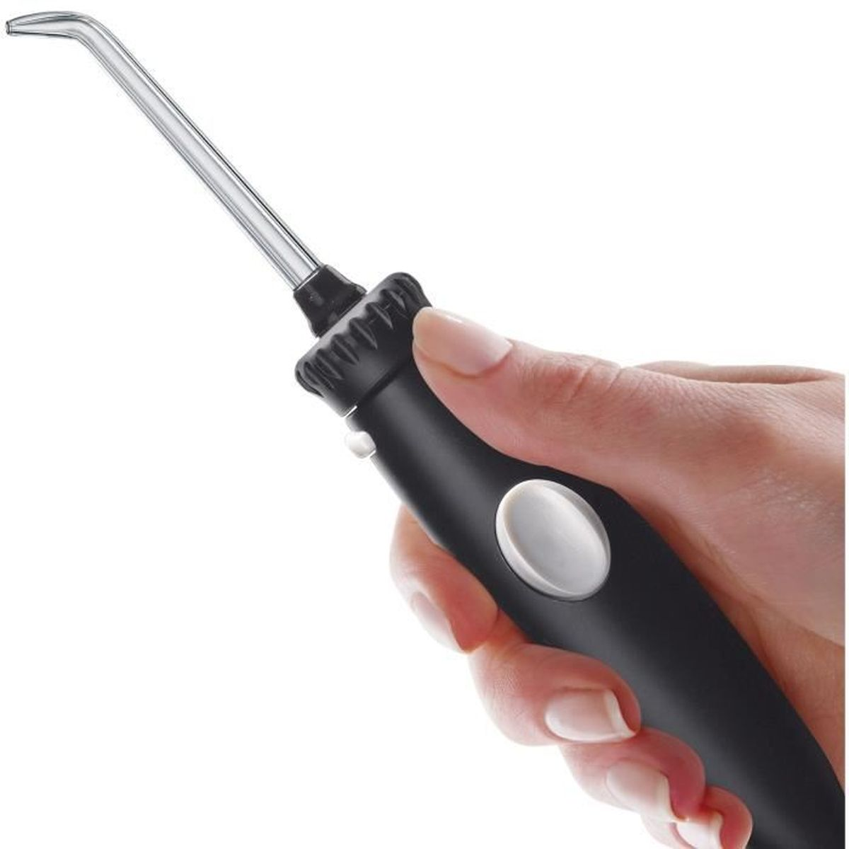 Dłoń trzymająca czarny i srebrny irygator do jamy ustnej. Irygator ma długą, przezroczystą końcówkę.