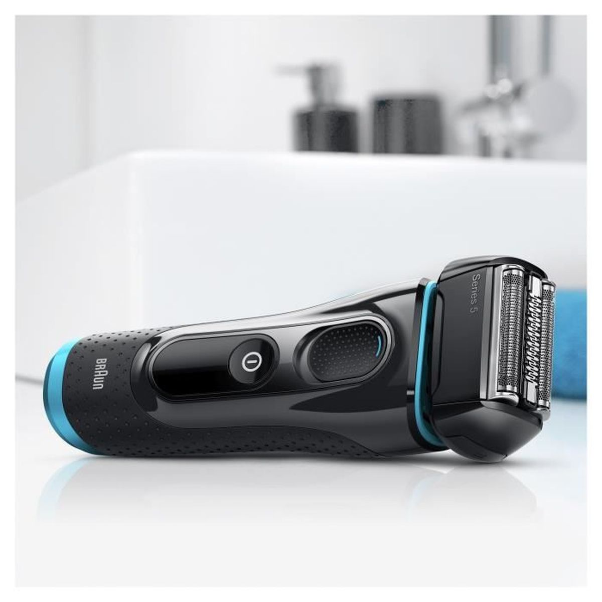 Schwarz-blauer Elektrorasierer Braun Series 5, von der Seite betrachtet, auf weißer Oberfläche.