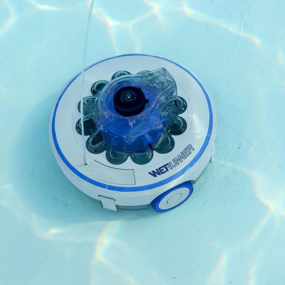Roboter-Poolreiniger mit blau-weißem Design, eingetaucht in einem Pool mit Wasserwellen.