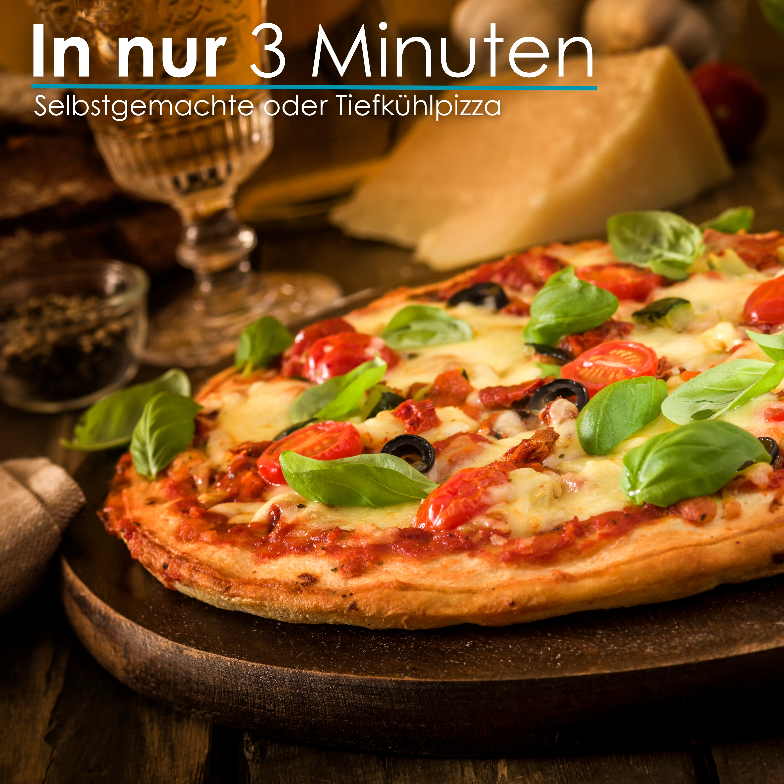 Pizza avec tomates, basilic et olives sur une planche en bois, avec un verre de vin. Fond : fromage.