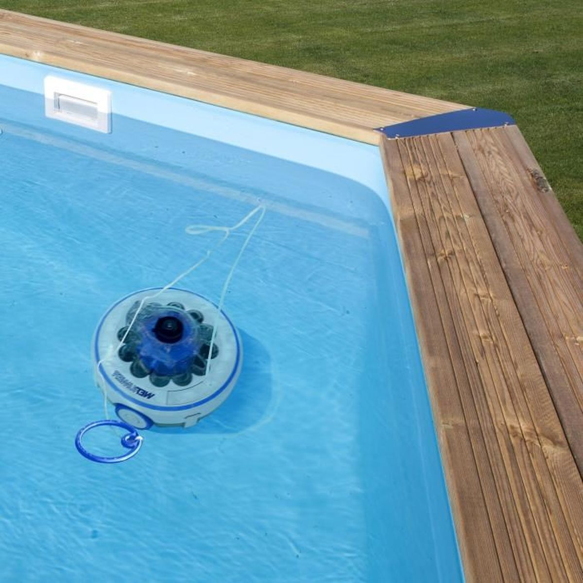 Ein Pool mit blauem Wasser und einem Roboterreiniger, umgeben von Holzkanten.