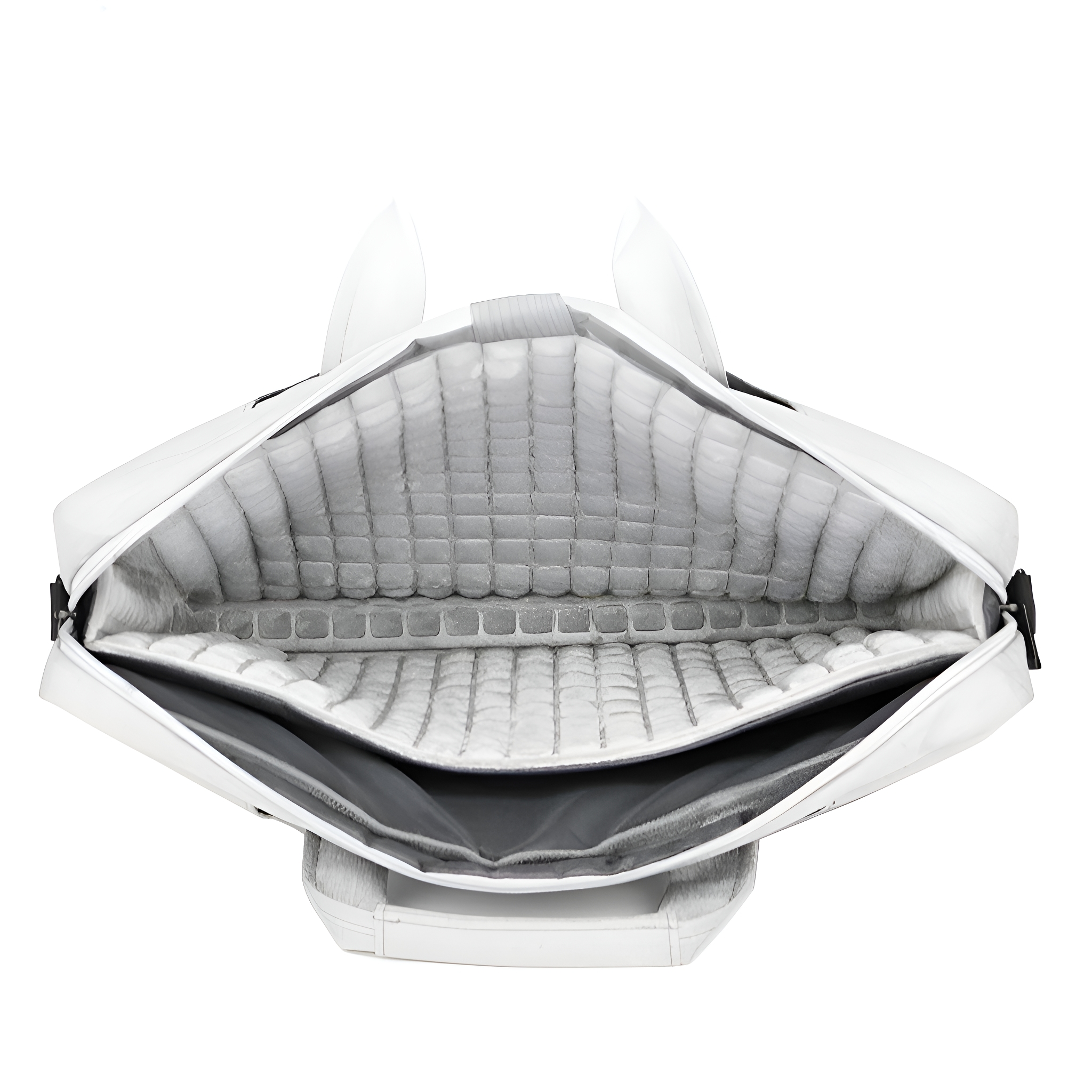 Weiße Laptoptasche mit offenem Innenraum, mit mehreren Fächern und Polsterung.