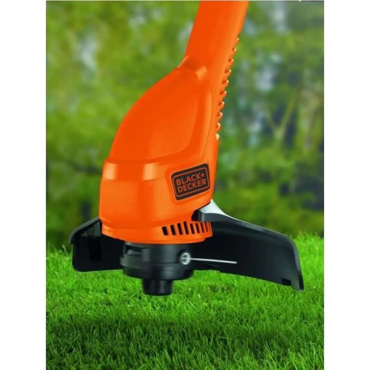 Oranger und schwarzer Trimmer, der Gras schneidet. Der Trimmer befindet sich auf grünem Gras.