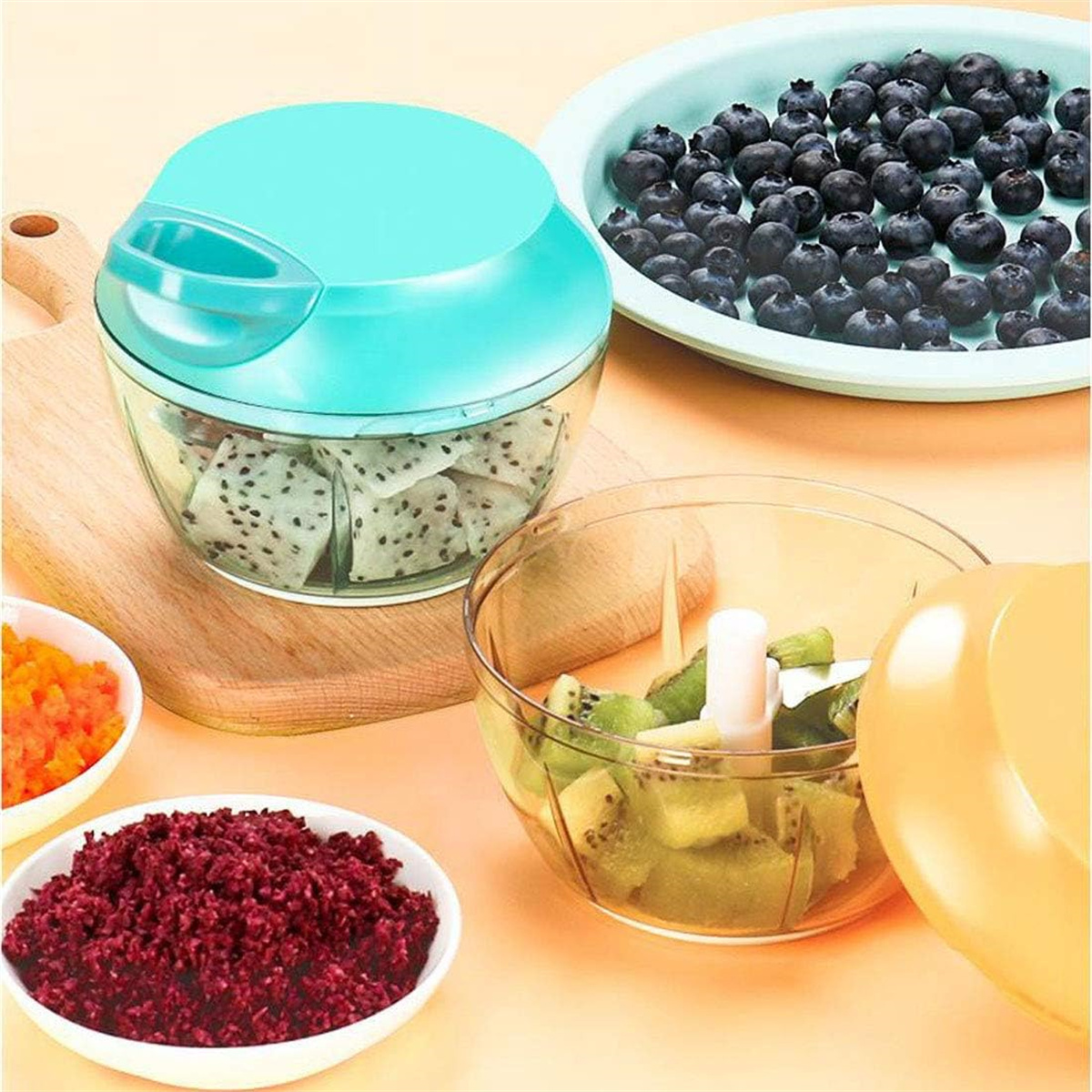 Zerkleinerungsszene mit Blaubeeren, gewürfeltem Gemüse und gehackter Kiwi im Mixer.