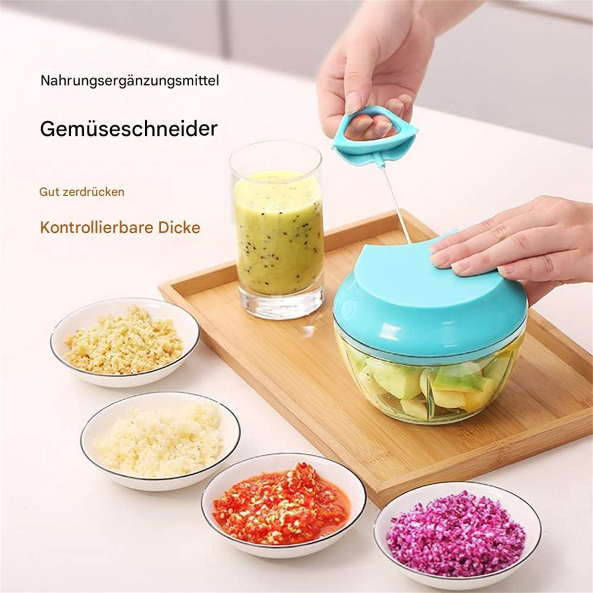 Lebensmittelzerkleinerer mit Gemüse und Smoothie. Gehacktes Gemüse in kleinen Schalen. Holztablett.