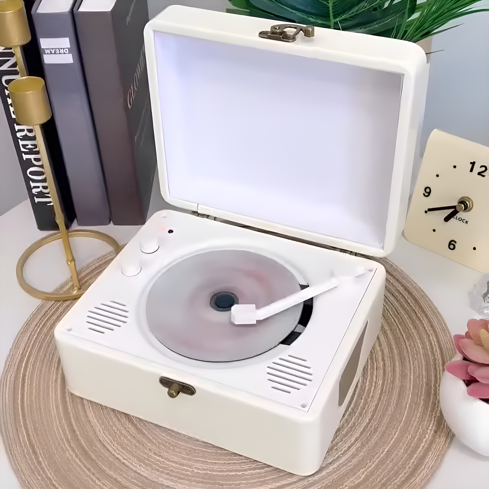 Weißer Plattenspieler im Retro-Stil, sich drehende Schallplatte, mit Büchern und Uhr.