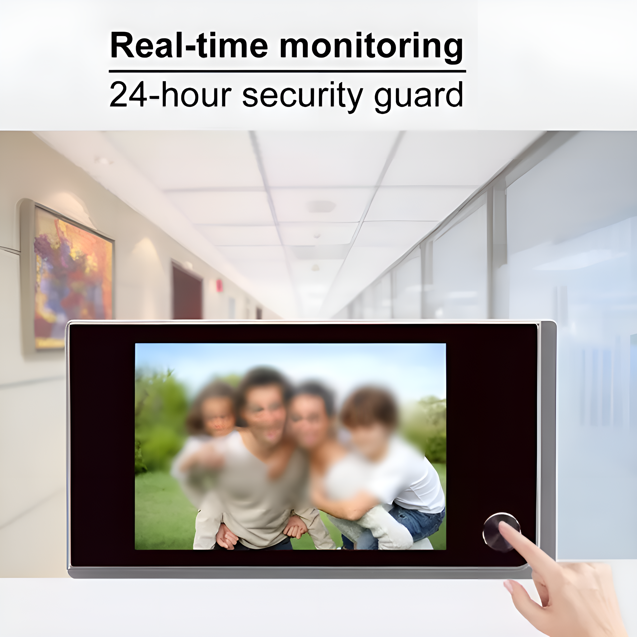 Ein Monitor mit einem verschwommenen Familienfoto, eine Hand berührt den Bildschirm. Text: 'Echtzeitüberwachung'.