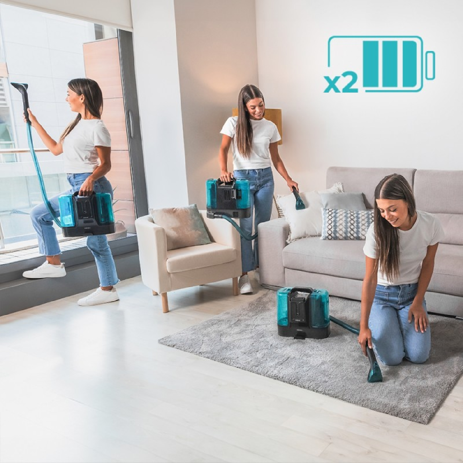 Tres mujeres limpiando con un dispositivo de limpieza azul y negro en un salón.