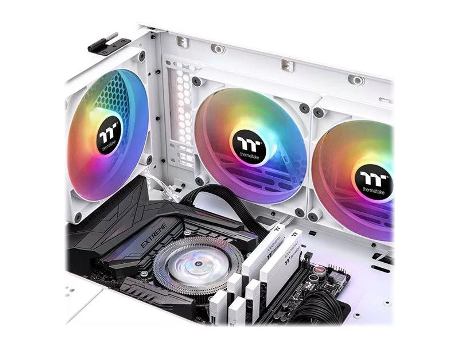 In einem weißen PC-Gehäuse sind drei regenbogenfarbene Lüfter zu sehen. Komponenten: Motherboard und RAM.