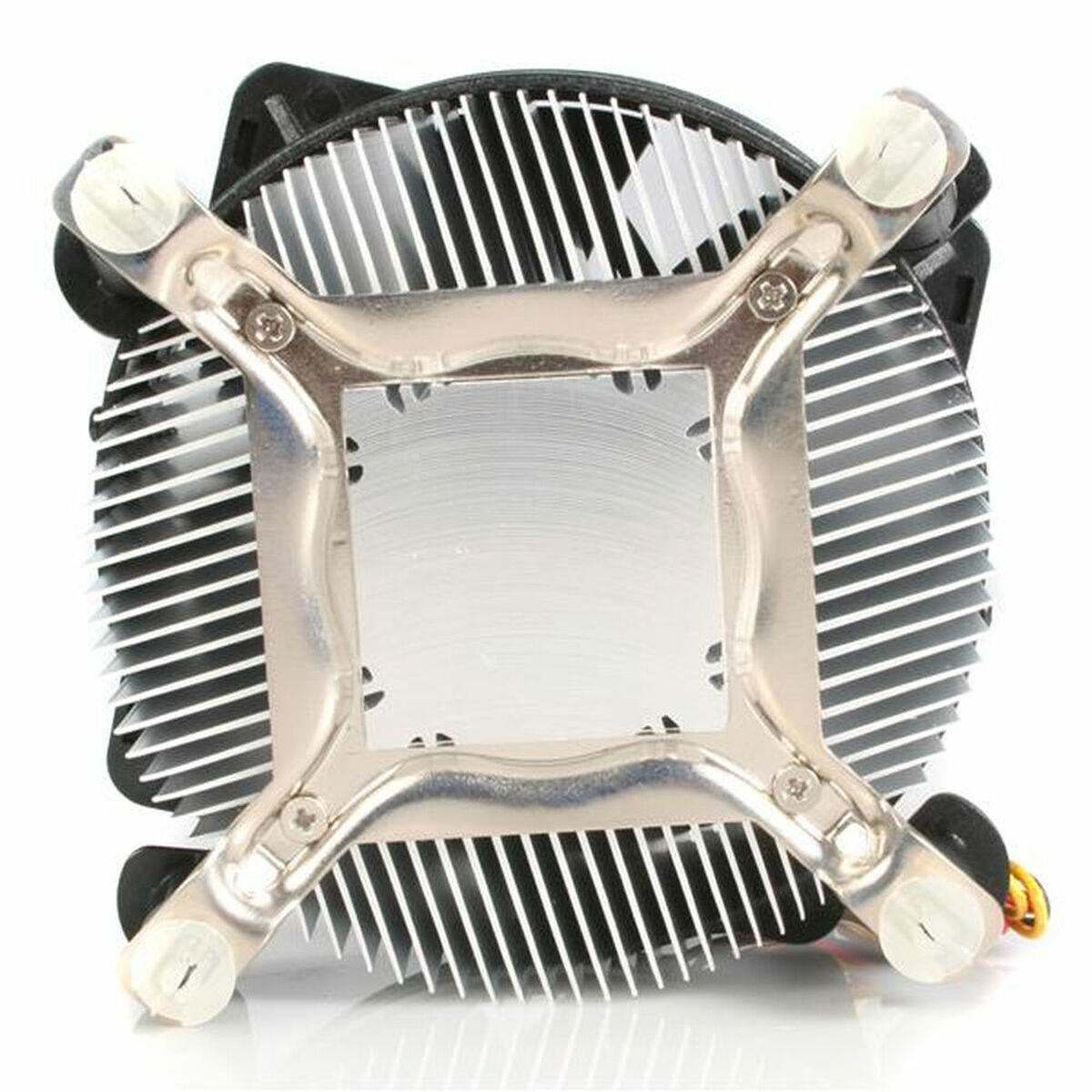 Draufsicht auf einen Computer-CPU-Kühler mit Metallrippen.