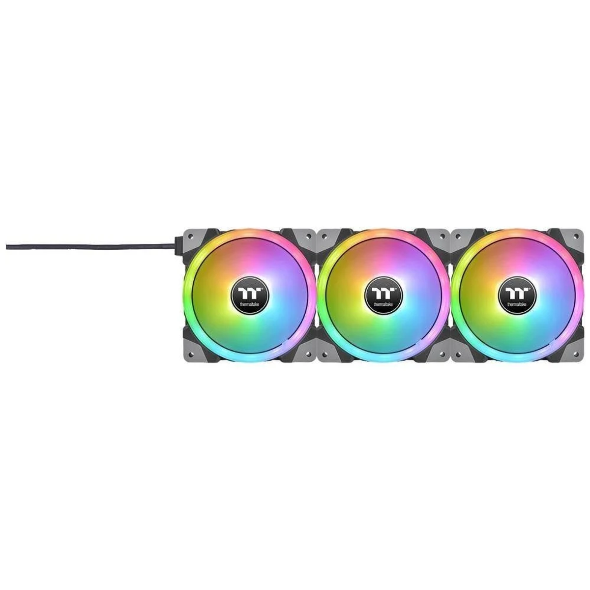Drei Computerlüfter mit Regenbogenbeleuchtung, verbunden, auf weißem Hintergrund. Marke Thermaltake.