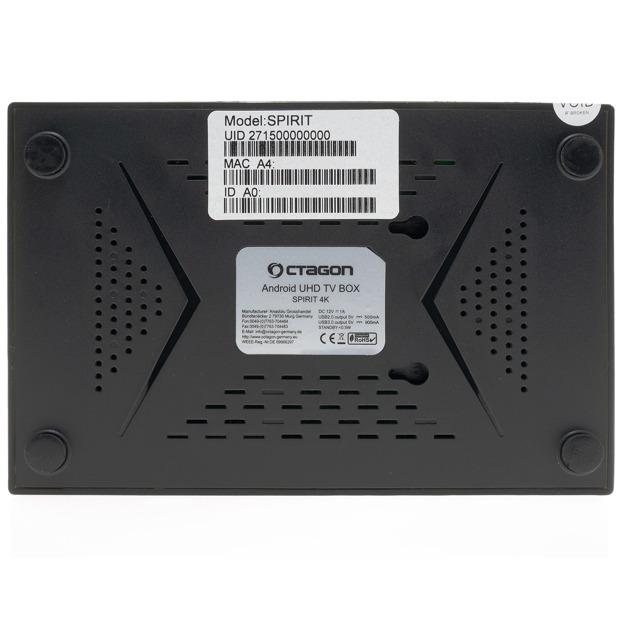 Die Unterseite einer schwarzen Android TV Box mit Etikett und mehreren Lüftungslöchern.